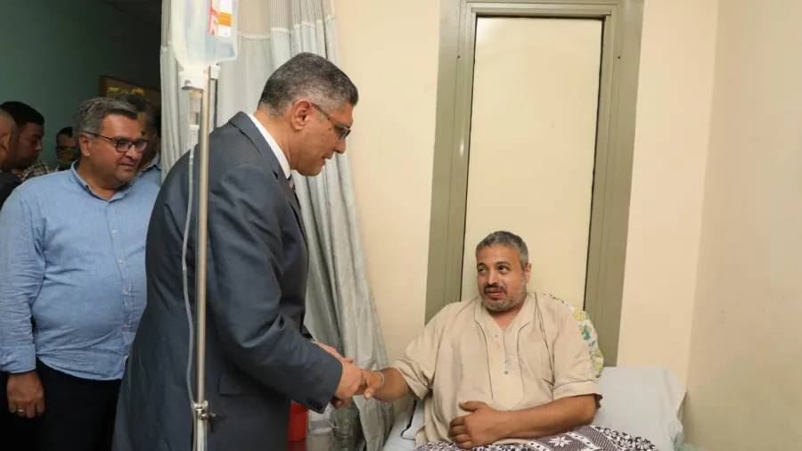 محافظ الجيزة يزور بطل حادث إنقاذ فتاة المنيب للاطمئنان عليه محافظ الجيزة يزور بطل حادث إنقاذ فتاة المنيب للاطمئنان عليه