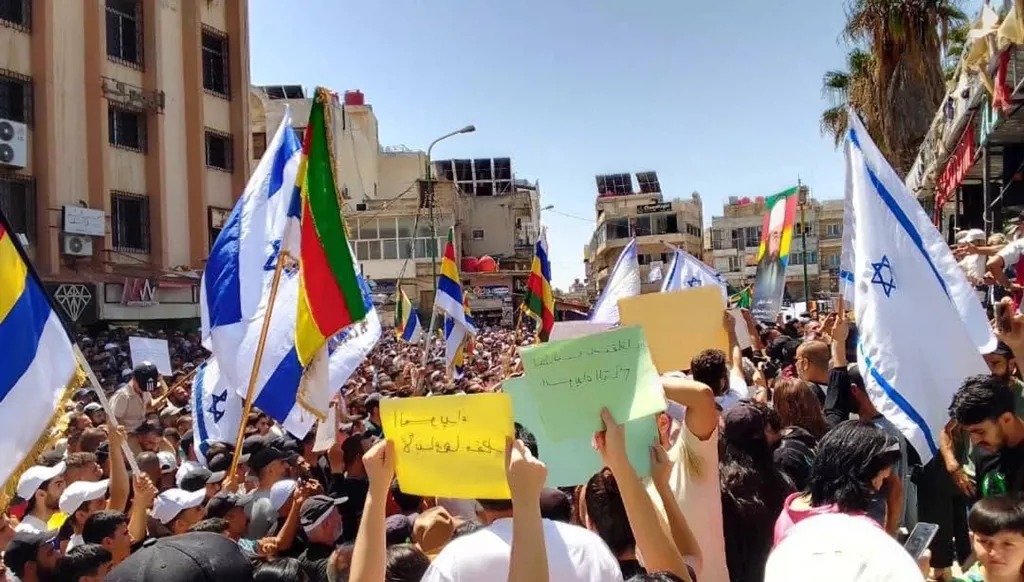 رفع علم إسرائيل في السويداء (انترنت).