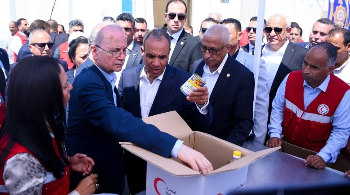 وزير الخارجية ورئيس الحكومة الفلسطينية في قلب “المطبخ الإنساني” (صور) وزير الخارجية ورئيس الحكومة الفلسطينية في قلب “المطبخ الإنساني” (صور)