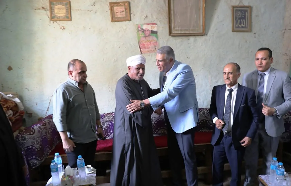محافظ أسوان يواسي عائلة الشيخ تقادم الليثي في قرية العوينية محافظ أسوان يواسي عائلة الشيخ تقادم الليثي في قرية العوينية