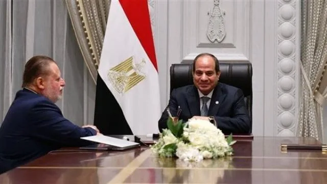 السيسي يلتقي بمحافظ البنك المركزي ويأمر بالتنسيق مع الحكومة للحفاظ على سعر صرف موحد ومرن للعملة الأجنبية. السيسي يلتقي بمحافظ البنك المركزي ويأمر بالتنسيق مع الحكومة للحفاظ على سعر صرف موحد ومرن للعملة الأجنبية.