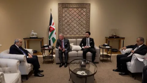 خلال لقائه نواف سلام، الملك عبد الله يؤكد التزام الأردن بأمن لبنان واستقراره ويعلن تعزيز التعاون بين البلدين في شتى المجالات خلال لقائه نواف سلام، الملك عبد الله يؤكد التزام الأردن بأمن لبنان واستقراره ويعلن تعزيز التعاون بين البلدين في شتى المجالات