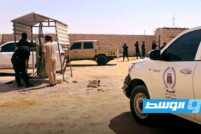 جانب من عملية مداهمة مواقع لتخزين الوقود المهرب في زوارة، الثلاثاء 19 أغسطس 2025 (جهاز المباحث الجنائية)