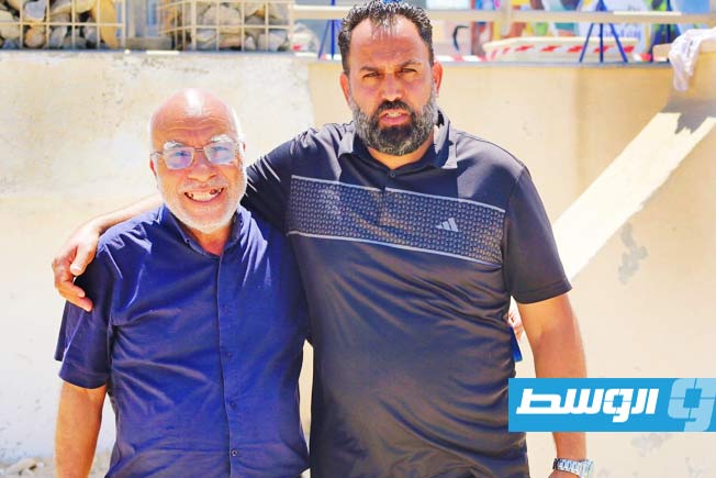 رئيس الاتحاد الليبي للترايثلون العداء الدولي السابق، علي زايد يتفقد بطولة ليبيا للترايثلون والأكواتلون. (فيسبوك)