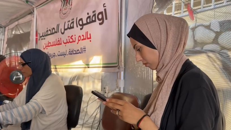صحفيتان داخل خيمة نقابة الصحفيين.