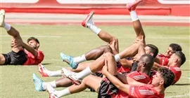عرض تركي مفاجئ يجذب نجم الأهلي، واللاعب يرفض تجديد عقده للانتقال مجانا.