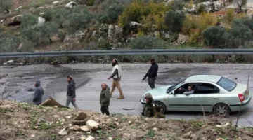 إصابة أربعة فلسطينيين، من بينهم مسن، في هجوم لمستوطنين جنوب غرب الضفة الغربية