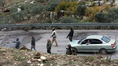 إصابة أربعة فلسطينيين، من بينهم مسن، في هجوم لمستوطنين جنوب غرب الضفة الغربية إصابة أربعة فلسطينيين، من بينهم مسن، في هجوم لمستوطنين جنوب غرب الضفة الغربية