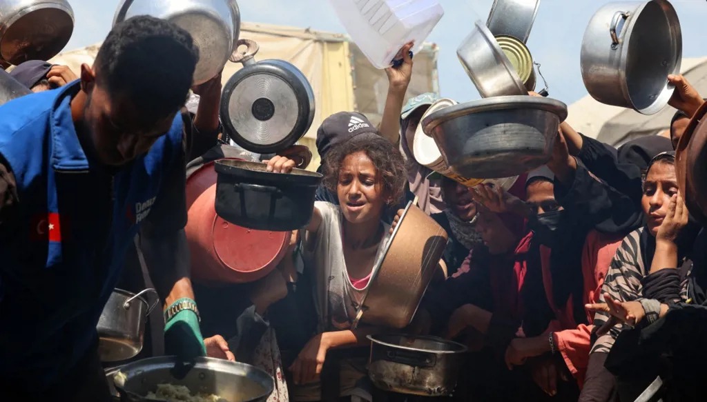 فلسطينيون يتهافتون على الطعام. (أ ف ب)