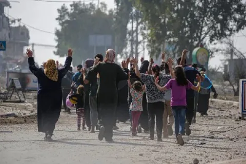 تحت وابل القذائف والمذابح.. نزوح جماعي من شمال مدينة غزة تحت وابل القذائف والمذابح.. نزوح جماعي من شمال مدينة غزة