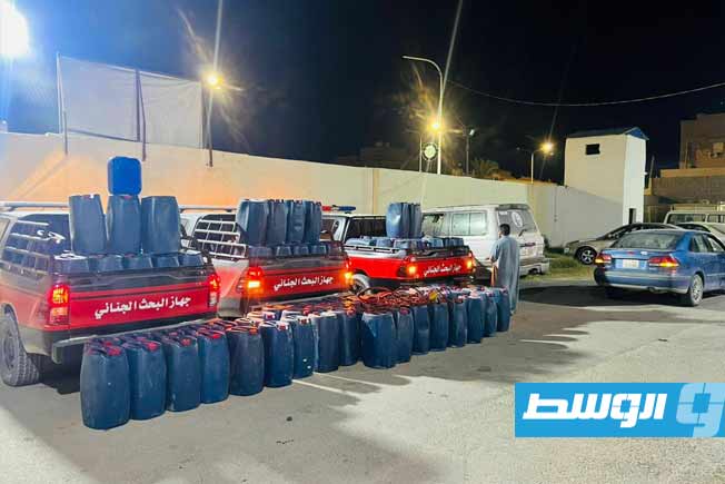 غالونات من البنزين جرى ضبطها في أجدابيا قبل تهريبها، 22 أغسطس 2025. (جهاز البحث الجنائي)