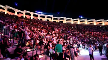 حمادة هلال، نيكول سابا، هيثم شاكر، لؤي، وعدوية يتألقون على المسرح الروماني بأداء 36 أغنية.