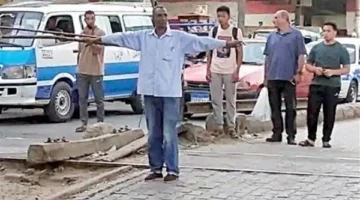 موظف مزلقان ينقذ حياة شاب من تحت عجلات القطار (فيديو)