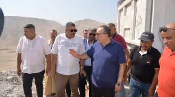 محافظ أسيوط يزور موقع تحديد الإحداثيات ومسارات الطريق الجديد الذي يربط البداري بالبحر الأحمر