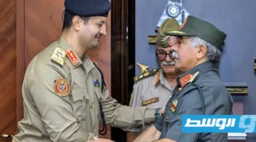 في وجود صدام، الناظوري يسلّم منصب رئاسة الأركان العامة إلى خالد حفتر.
