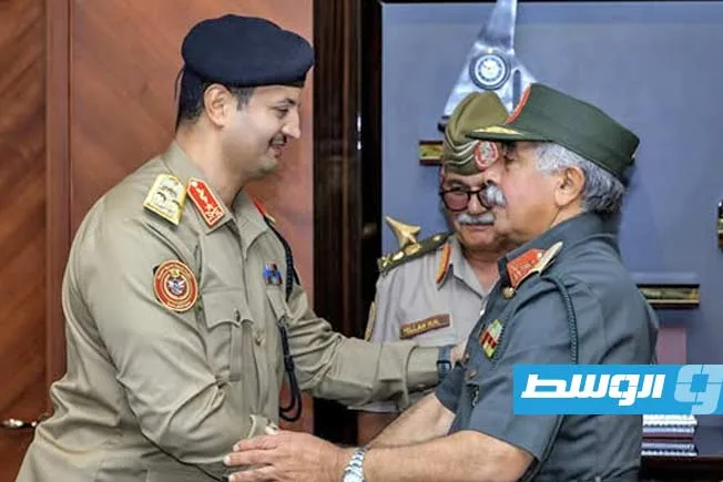 في وجود صدام، الناظوري يسلّم منصب رئاسة الأركان العامة إلى خالد حفتر.