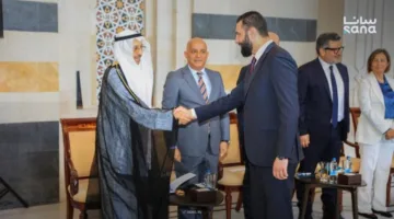 الرئيس السوري يستضيف وفدًا إعلاميًا عربيًا في دمشق ويشدد على وجود تقدم في المفاوضات حول اتفاق أمني محتمل مع تل أبيب، ويتحدث عن تجاوز خطأ “حزب الله” الكبير ويكشف موقفه من استغلال سوريا الجديدة لتصفية الحسابات مع الحزب.