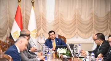وزير الرياضة يلتقي بمديري المديريات واللجنة القانونية لوضع الخطط التنظيمية لتطبيق قانون الرياضة الجديد.