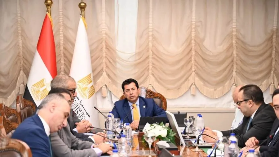 وزير الرياضة يلتقي بمديري المديريات واللجنة القانونية لوضع الخطط التنظيمية لتطبيق قانون الرياضة الجديد. وزير الرياضة يلتقي بمديري المديريات واللجنة القانونية لوضع الخطط التنظيمية لتطبيق قانون الرياضة الجديد.