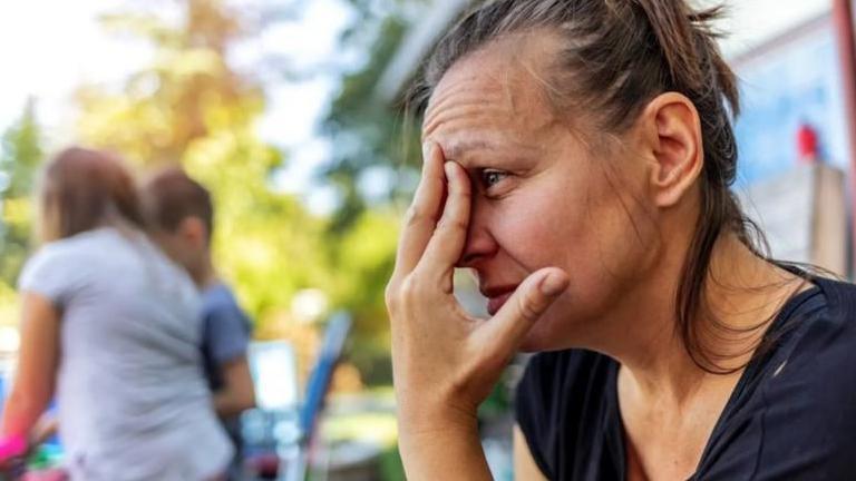 امرأة تبدو مطرقة في التفكير