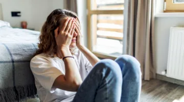 كيف يمكن أن يوجهنا المبالغة والتفكير القاتم إلى عوالم قاتمة؟