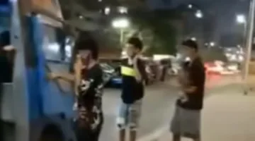 3 شباب يهاجمون مسنًا في الأميرية بعد نزع بنطاله وقرار أمني متخذ