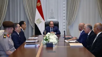 الرئيس السيسي يُعِد بتعزيز تطوير الموانئ وتسريع مشاريع النقل والصناعة لدعم التنمية المتكاملة.