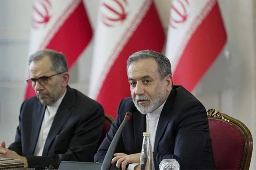 إيران تعيد بدء المفاوضات حول برنامجها النووي مع الدول الأوروبية إيران تعيد بدء المفاوضات حول برنامجها النووي مع الدول الأوروبية