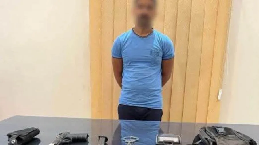 الداخلية توضح حقيقة الفيديو الذي يظهر قائد سيارة يتعدى على شخص ويهدده بسلاح ناري. الداخلية توضح حقيقة الفيديو الذي يظهر قائد سيارة يتعدى على شخص ويهدده بسلاح ناري.