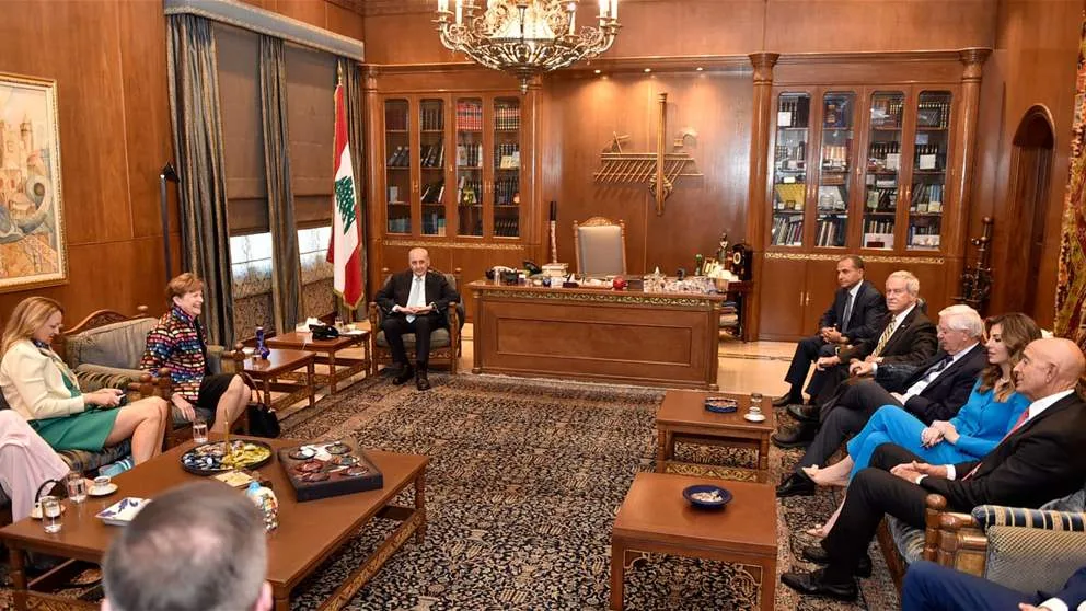 بري يستقبل الوفد الأميركي الكبير ويتناول الأوضاع في لبنان والمنطقة. بري يستقبل الوفد الأميركي الكبير ويتناول الأوضاع في لبنان والمنطقة.