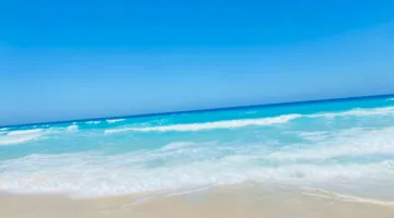 بسبب ثورة البحر: مطروح تغلق الشواطئ العامة لإجراءات السلامة (صور)
