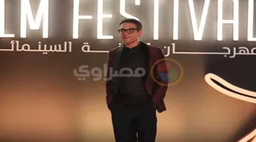 رد فعل والدة آسر ياسين الأول بعد الانتقادات التي وجهت لابنها بسبب الحلق والتاتو
