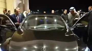 زيارة ودية: محمد بن زايد يقود سيارة الرئيس السيسي في مطار العلمين