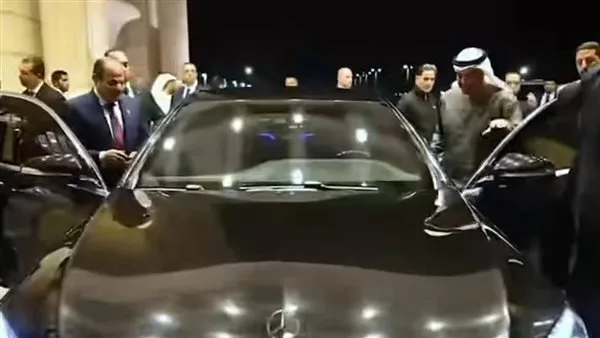 زيارة ودية: محمد بن زايد يقود سيارة الرئيس السيسي في مطار العلمين زيارة ودية: محمد بن زايد يقود سيارة الرئيس السيسي في مطار العلمين