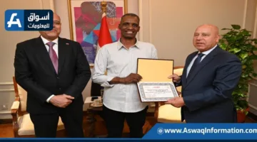 وزير النقل والعمل يمنحان تكريماً لعامل مزلقان في بني سويف لإنقاذه حياة شاب