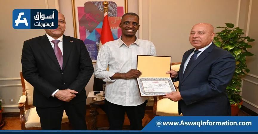 وزير النقل والعمل يمنحان تكريماً لعامل مزلقان في بني سويف لإنقاذه حياة شاب وزير النقل والعمل يمنحان تكريماً لعامل مزلقان في بني سويف لإنقاذه حياة شاب
