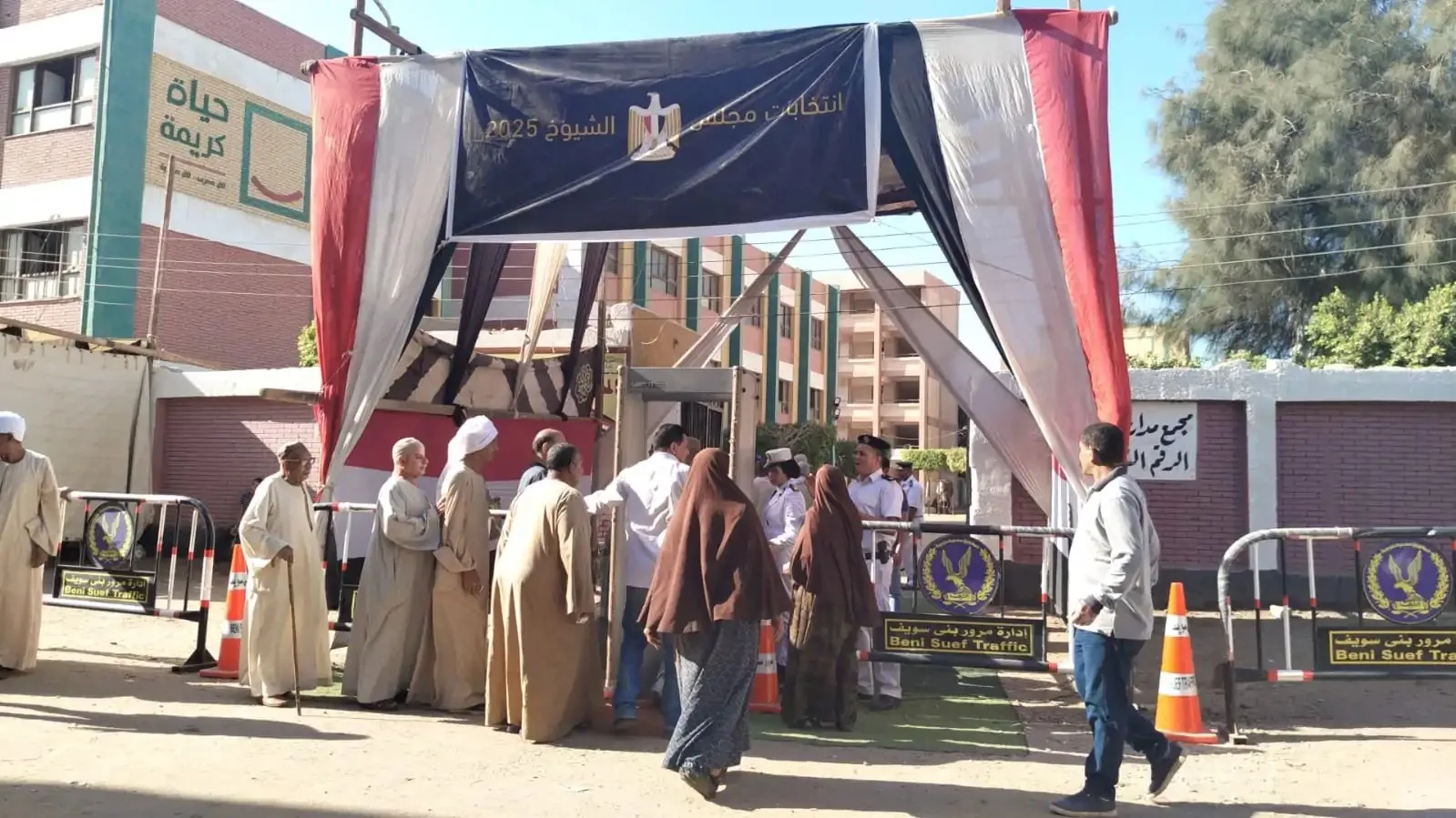 افتتاح لجان انتخابات الإعادة بالشيوخ في مركز ناصر ببني سويف بمشاركة كبار السن وسط غياب الشباب وضعف الإقبال افتتاح لجان انتخابات الإعادة بالشيوخ في مركز ناصر ببني سويف بمشاركة كبار السن وسط غياب الشباب وضعف الإقبال