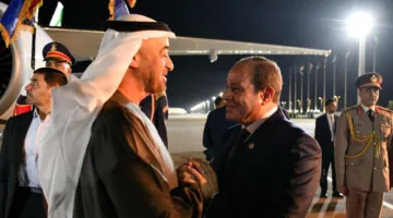 السيسي يرافق محمد بن زايد إلى مطار العلمين في نهاية زيارته لمصر.