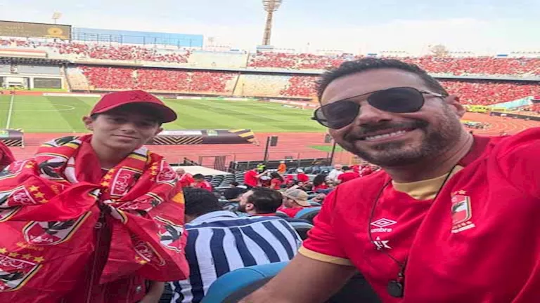 أحمد السعدني يحتفل بعيد ميلاد ابنه ياسين بارتداء قميص الأهلي أحمد السعدني يحتفل بعيد ميلاد ابنه ياسين بارتداء قميص الأهلي