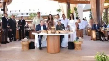 السيسي ومحمد بن زايد وسط المواطنين في العلمين.. صورة تذكارية تثير ضجة على مواقع التواصل الاجتماعي