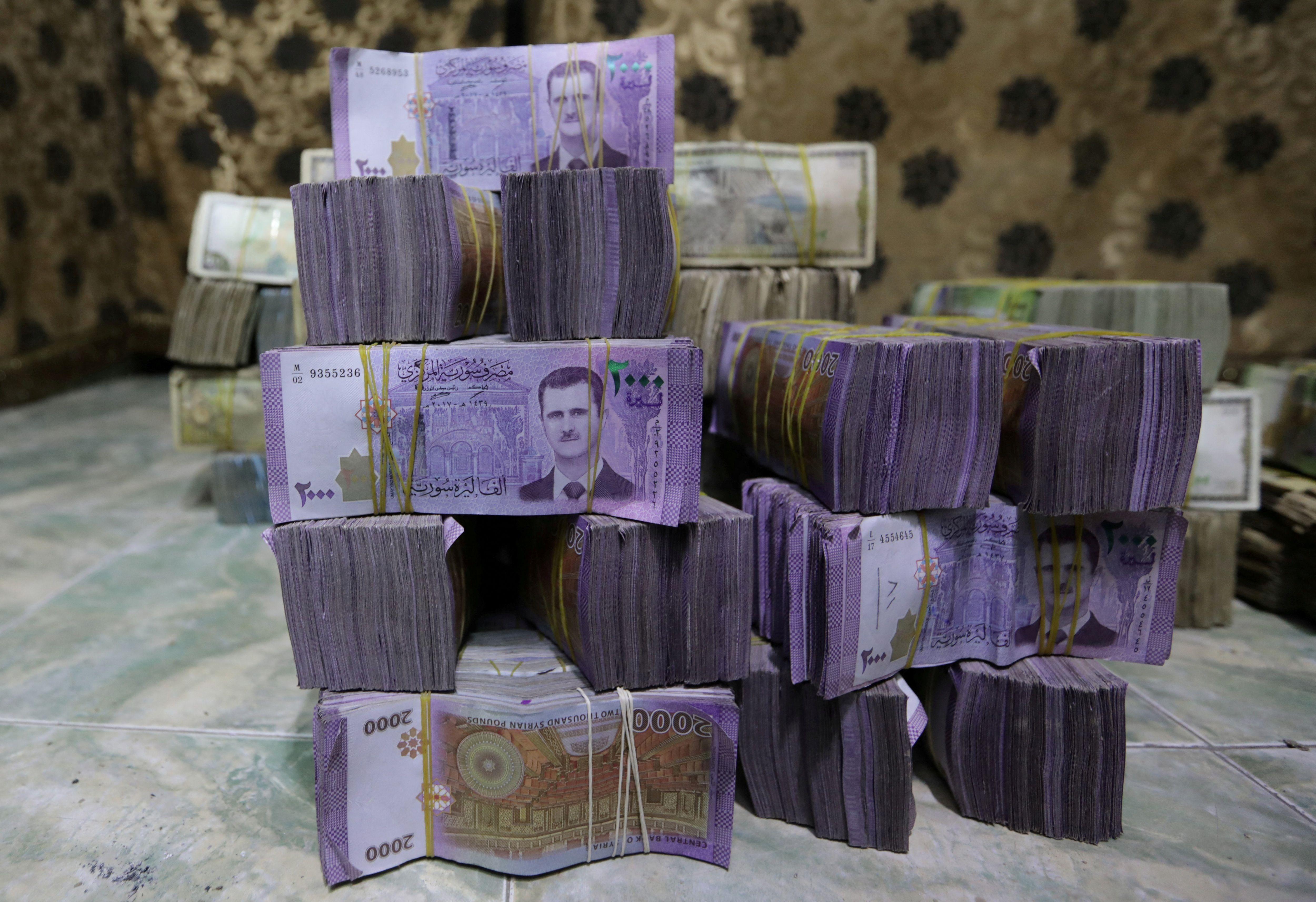 أكوام من الليرات السورية داخل متجر لصرف العملات في أعزاز في سوريا في 3 فبراير/شباط 2020