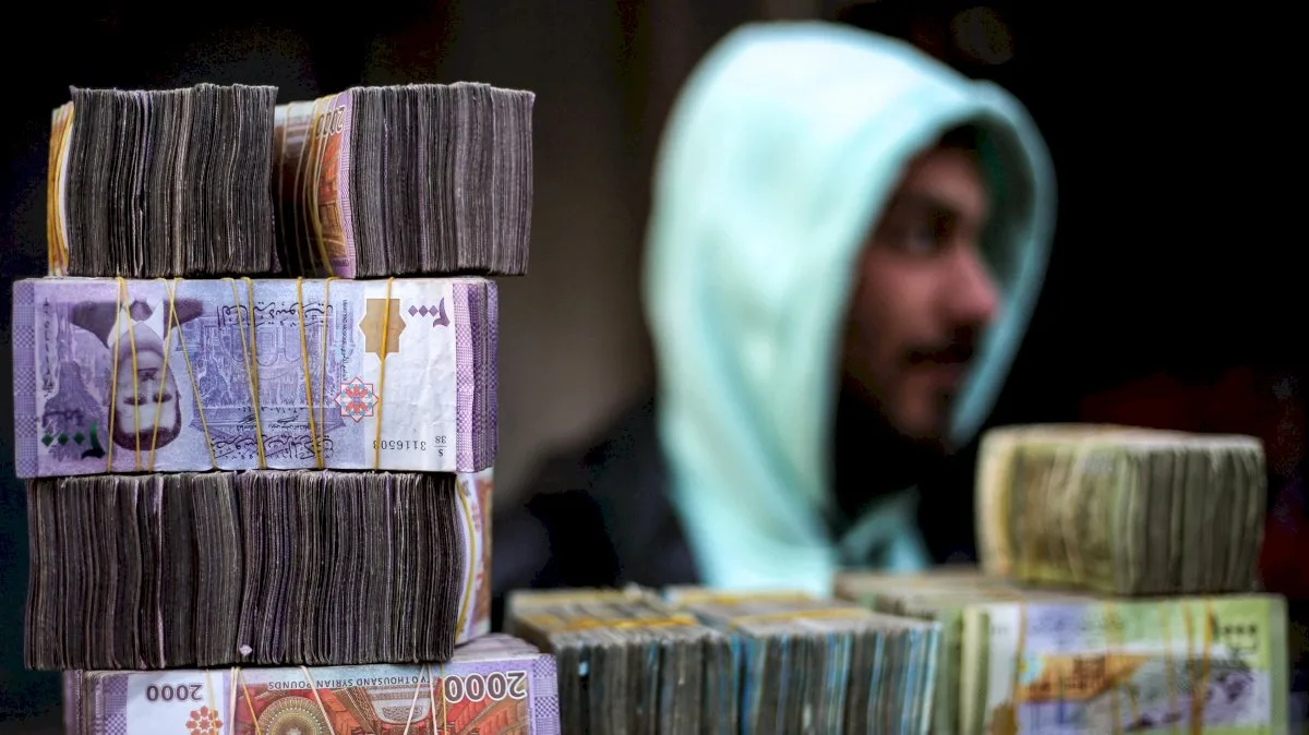 سوريون يحتفظون بأموالهم في أكياس بينما الحكومة تلغي صفرين من الليرة، ما هي النتائج المحتملة؟ سوريون يحتفظون بأموالهم في أكياس بينما الحكومة تلغي صفرين من الليرة، ما هي النتائج المحتملة؟