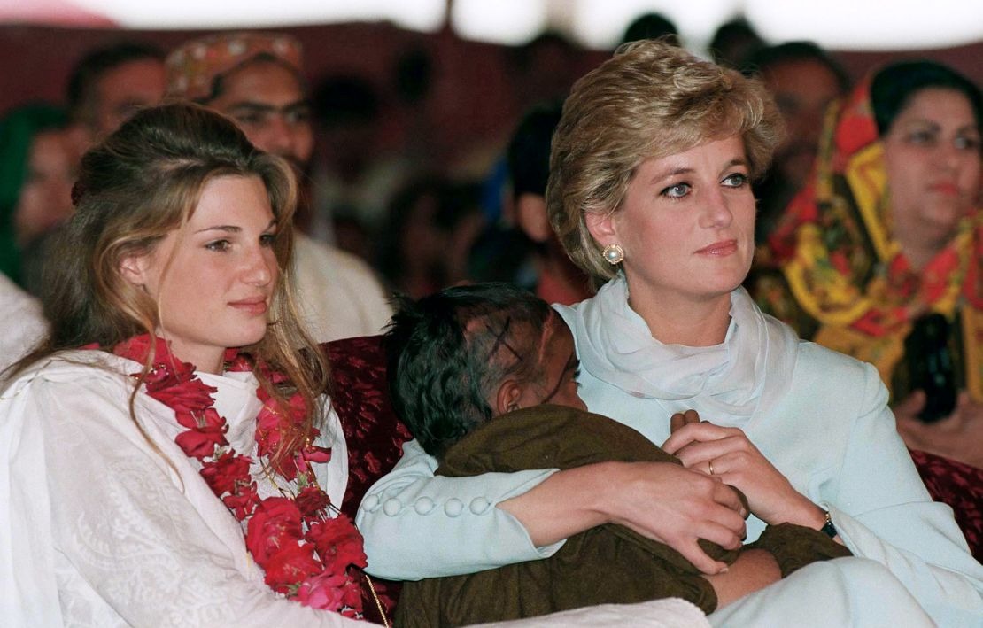 ديانا تحتضن طفلاً مريضاً في مستشفى السرطان الذي أسسه عمران خان عام 1996. (أنور حسين)