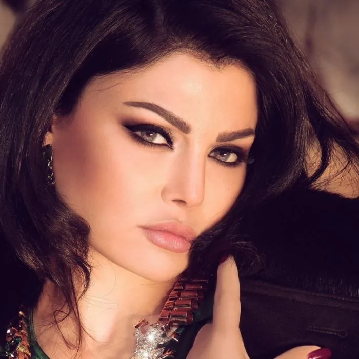 هيفاء وهبي تتألق برقصتها بفستان جميل وإكسسوارات ناعمة