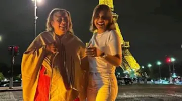 20 صورة لمنة فضالي تحت برج إيفل تستمتع بإجازتها مع والدتها في باريس