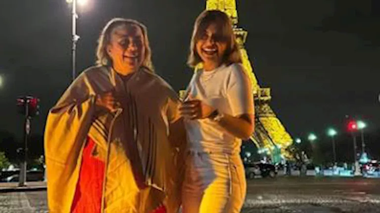 20 صورة لمنة فضالي تحت برج إيفل تستمتع بإجازتها مع والدتها في باريس