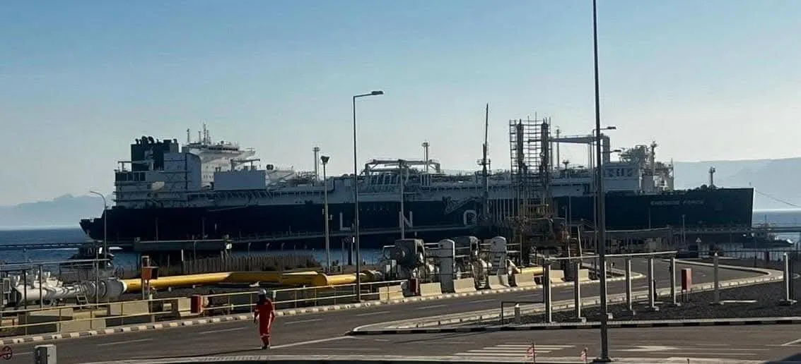 البترول تكشف عن وصول وحدة التغييز العائمة ‘إينرجيوس فورس’ إلى ميناء العقبة في الأردن البترول تكشف عن وصول وحدة التغييز العائمة ‘إينرجيوس فورس’ إلى ميناء العقبة في الأردن