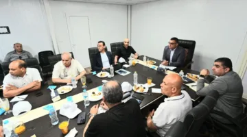“الشربيني” يجتمع مع الشركات المشاركة في مشروع “صواري” بالإسكندرية لمراجعة تقدم العمل.