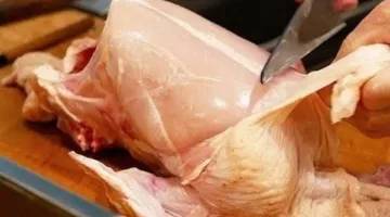 “الطب البيطري”: مصانع سرية تمزج مخلفات الدواجن بمواد خطيرة وتبيعها في الأسواق