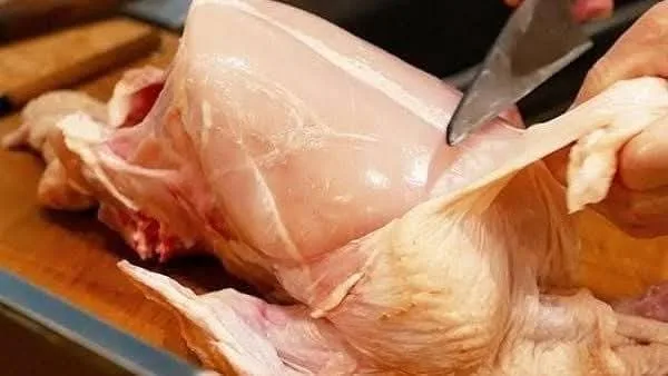 “الطب البيطري”: مصانع سرية تمزج مخلفات الدواجن بمواد خطيرة وتبيعها في الأسواق “الطب البيطري”: مصانع سرية تمزج مخلفات الدواجن بمواد خطيرة وتبيعها في الأسواق